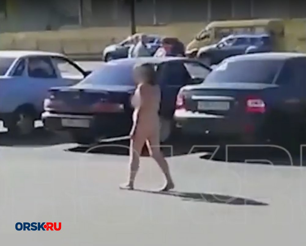 Порно видео голая девушка ходит по городу