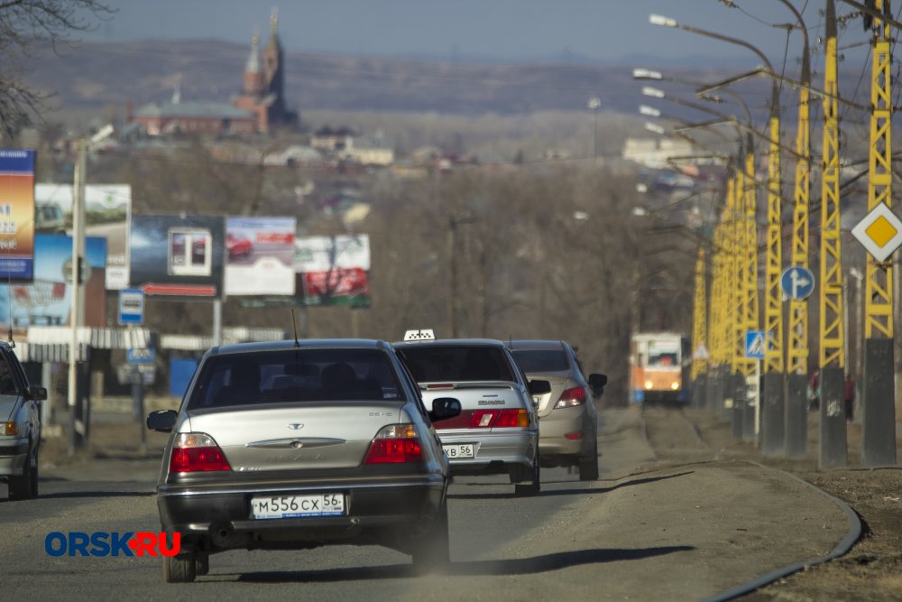 Заморозку цен на бензин в России продлят еще на три месяца