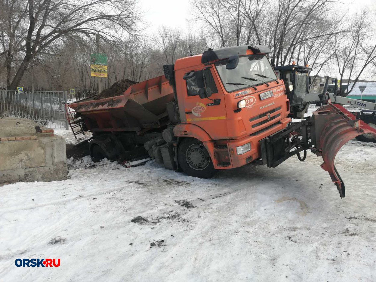 В Орске снегоуборочная машина провалилась под землю - Орск: Orsk.ru