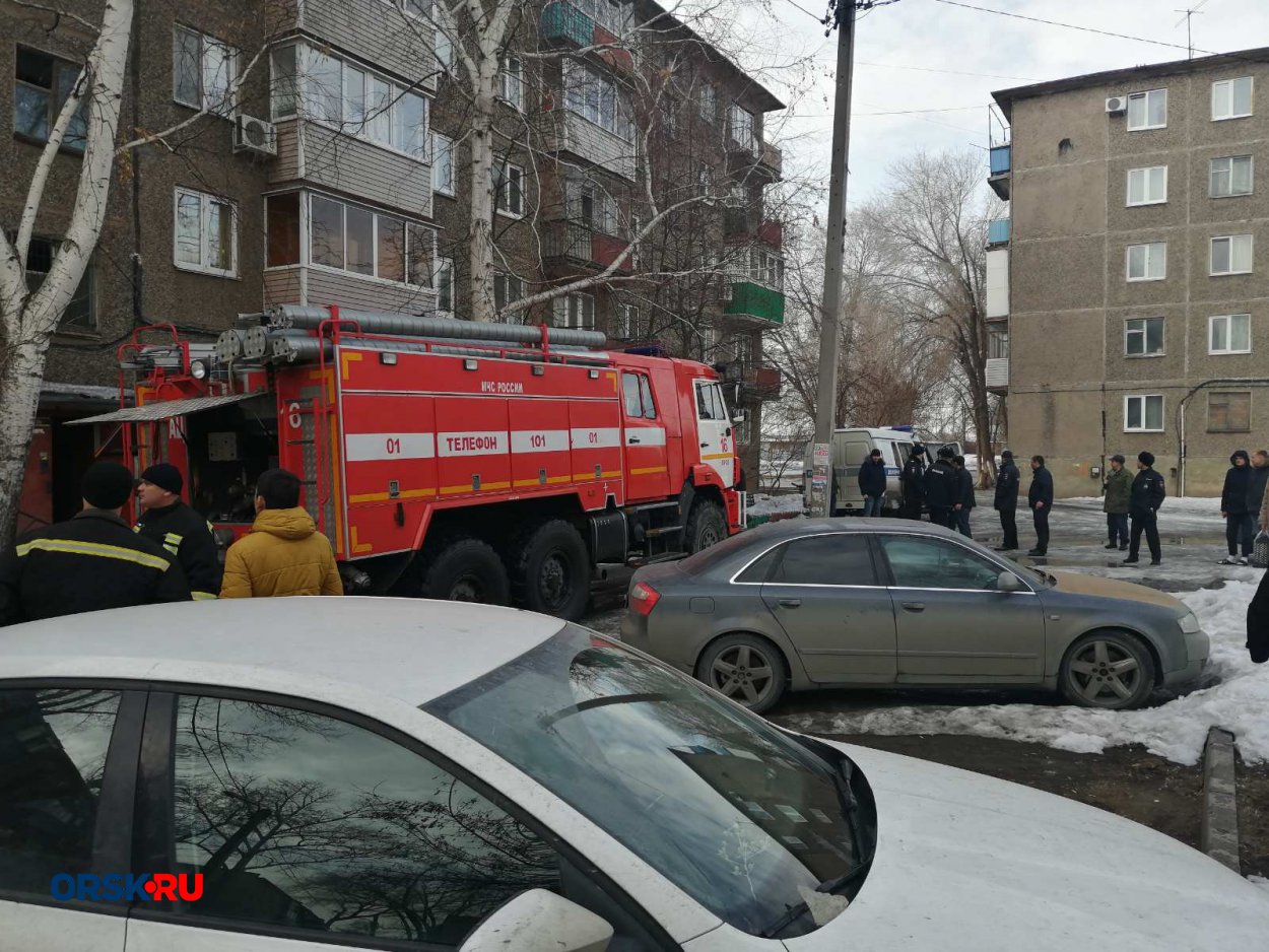 В Орске загорелся балкон на втором этаже пятиэтажного дома - Орск: Orsk.ru