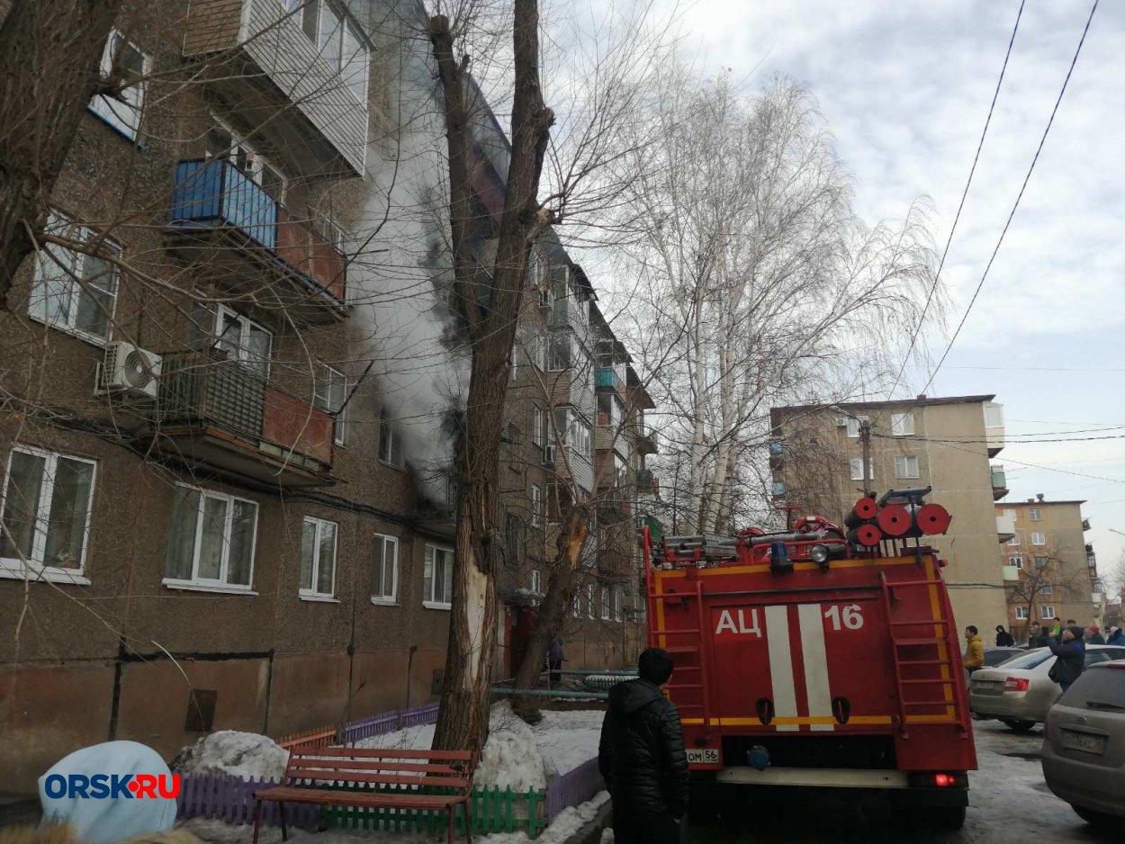 В Орске загорелся балкон на втором этаже пятиэтажного дома - Орск: Orsk.ru