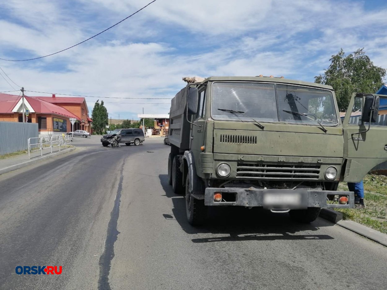 Груда металла вместо бампера: УАЗ примяло после столкновения с КамАЗ -  Орск: Orsk.ru