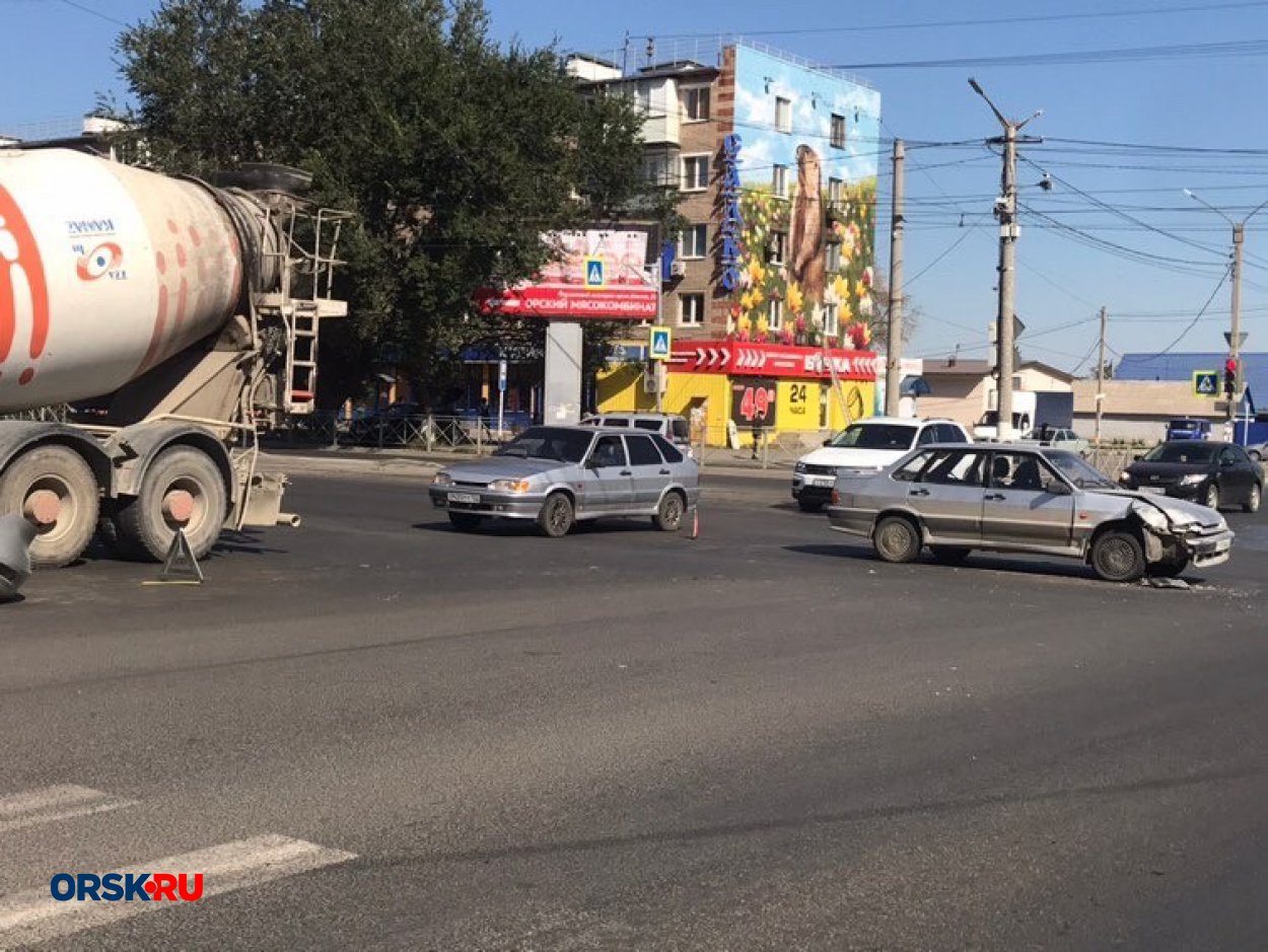 В Орске «пятнашка» влетала в бок иномарке: видео - Орск: Orsk.ru