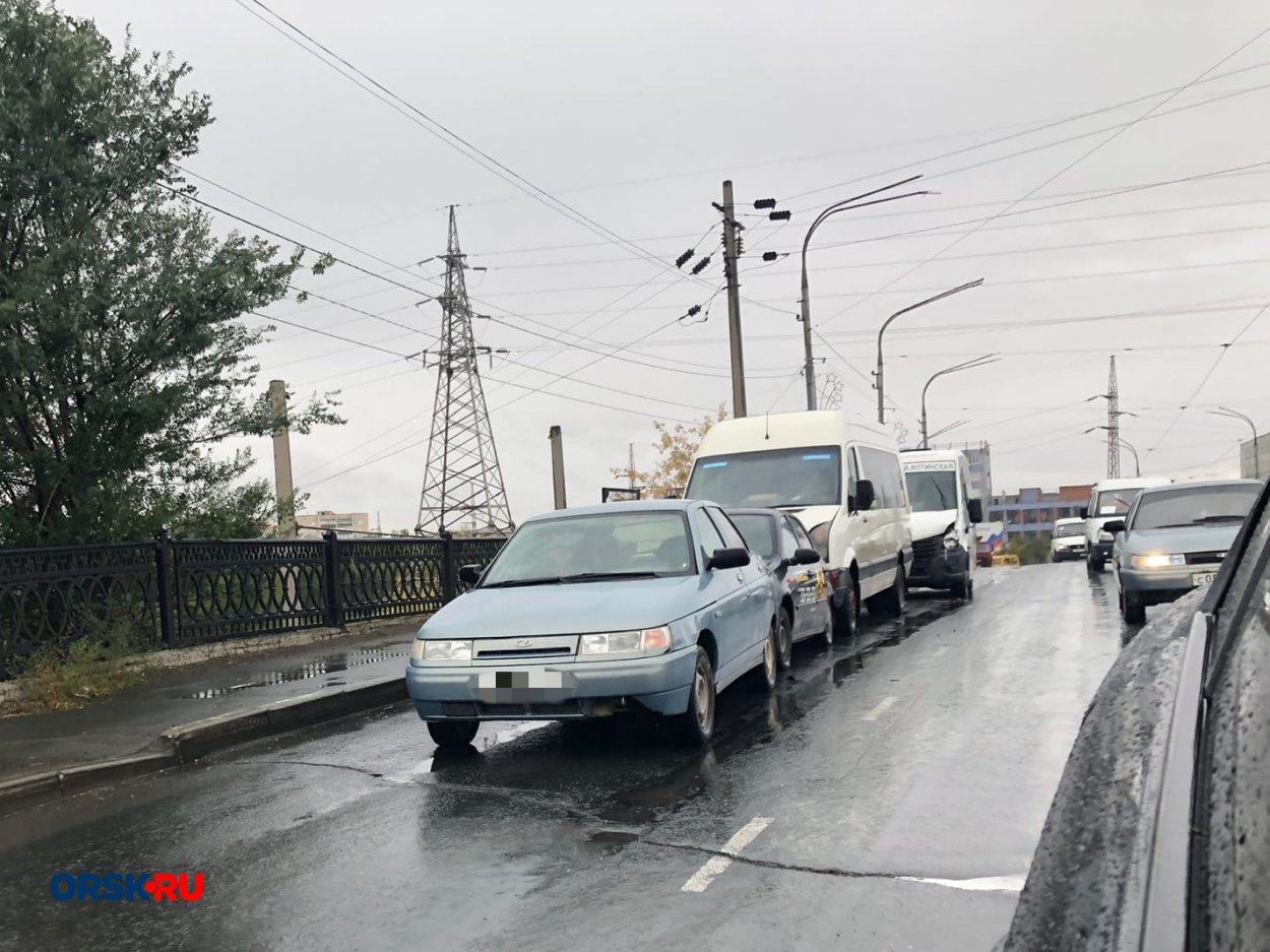 В Орске на Гагаринском мосту случилось сразу 2 аварии с участием 6  автомобилей - Орск: Orsk.ru