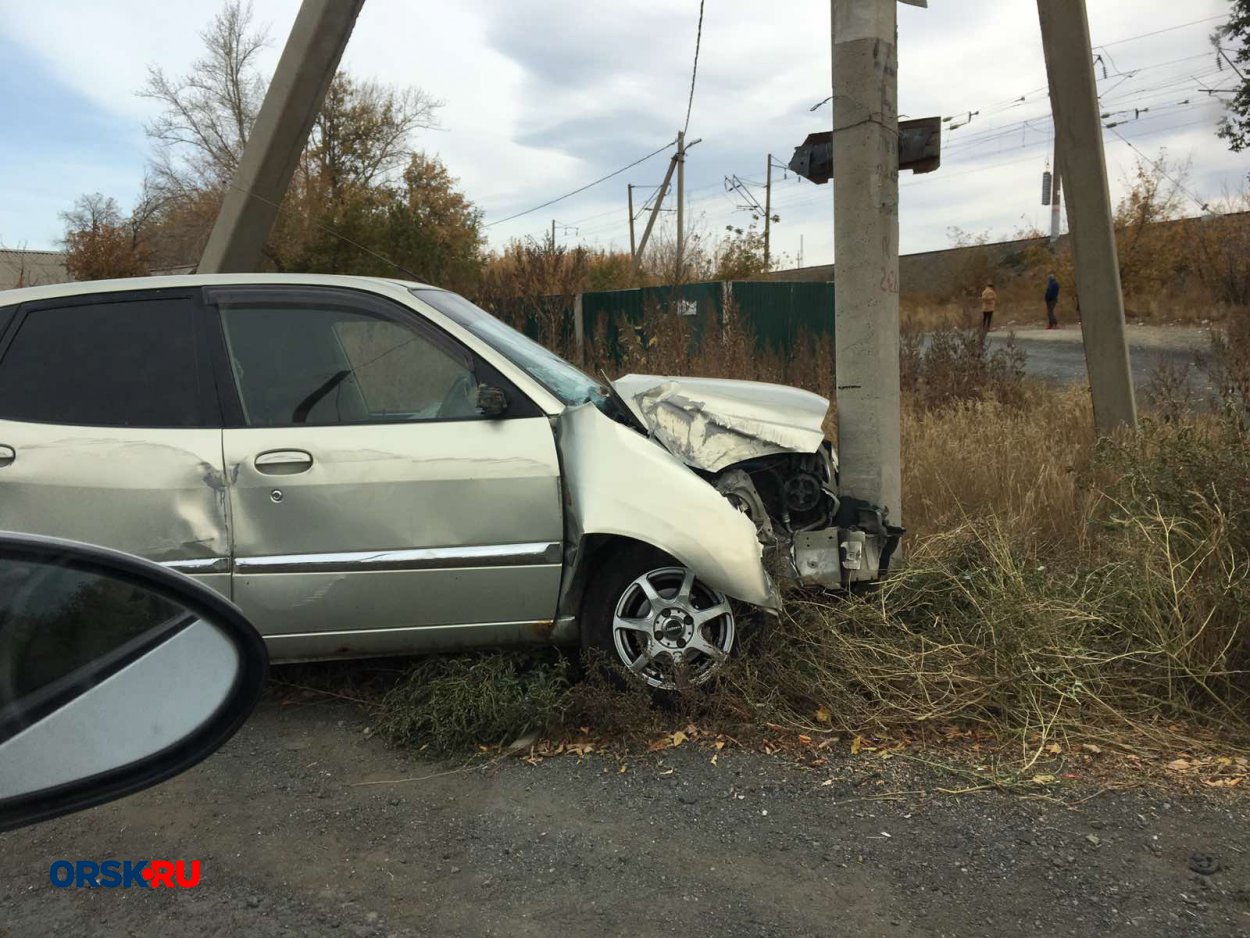 В Орске на ул. Энергетиков Toyota Duet влетела в электроопору - Орск:  Orsk.ru