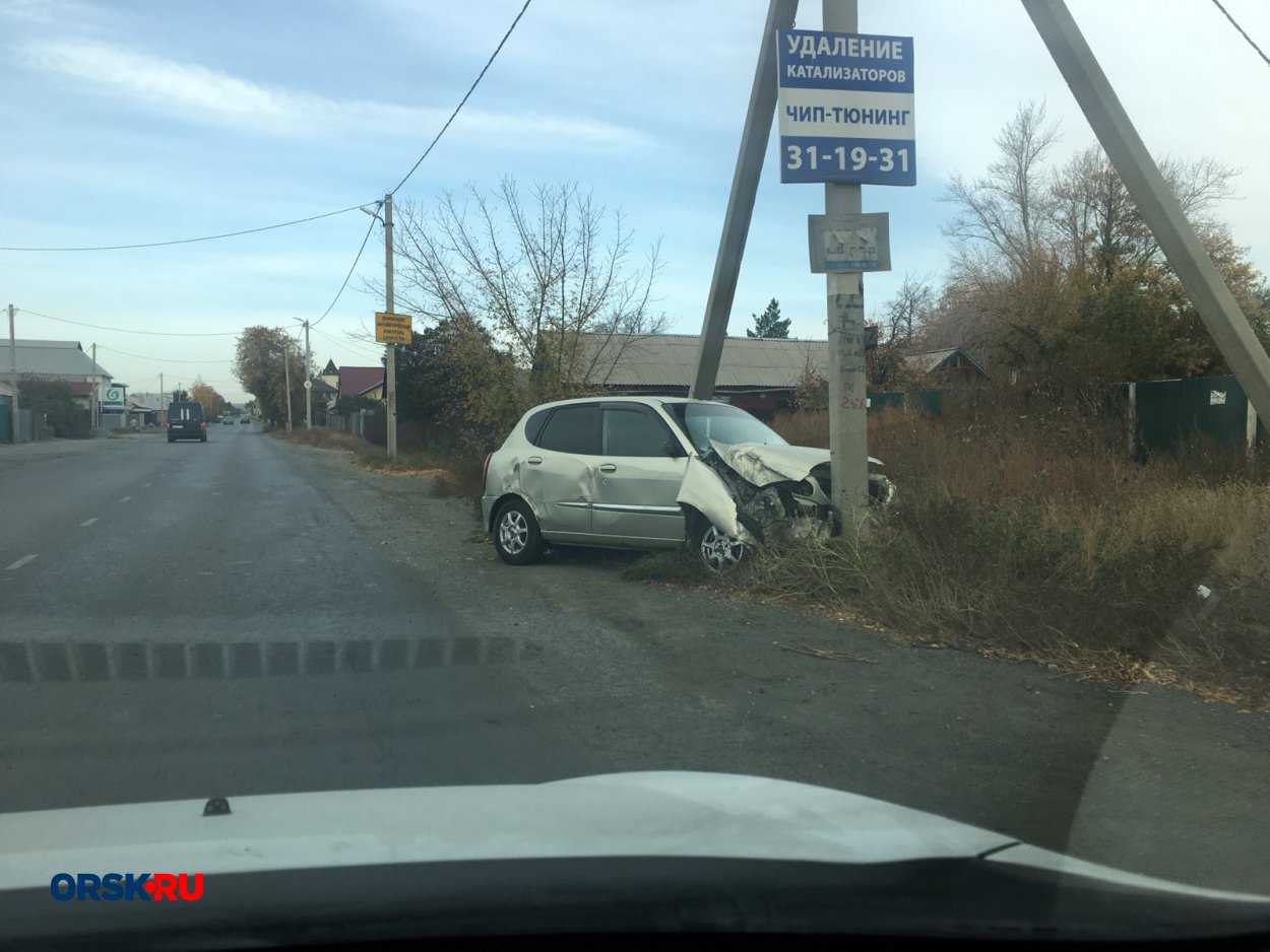 В Орске на ул. Энергетиков Toyota Duet влетела в электроопору - Орск:  Orsk.ru