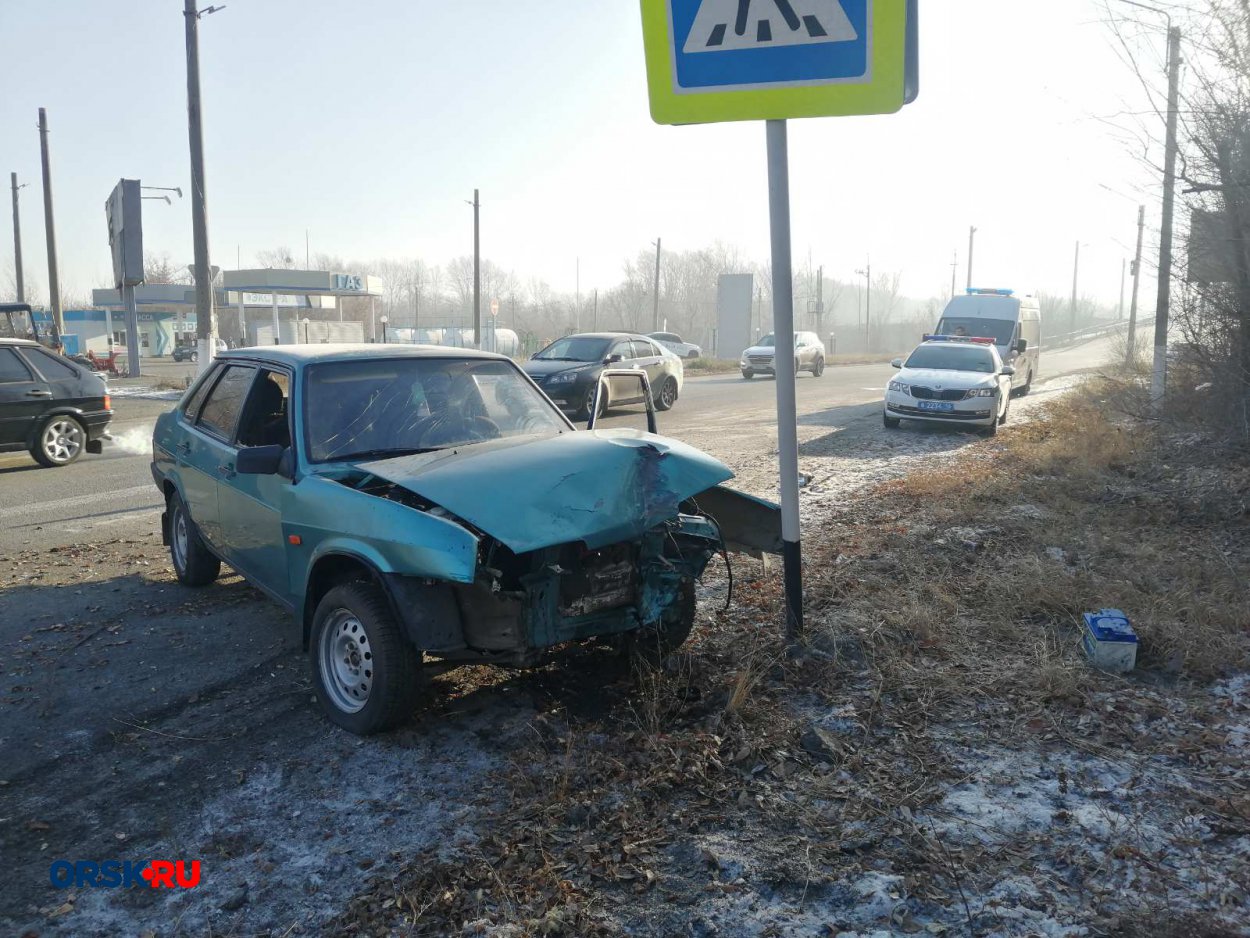 ДТП на нижней дамбе в Орске: отечественное авто врезалось в дорожный знак -  Орск: Orsk.ru