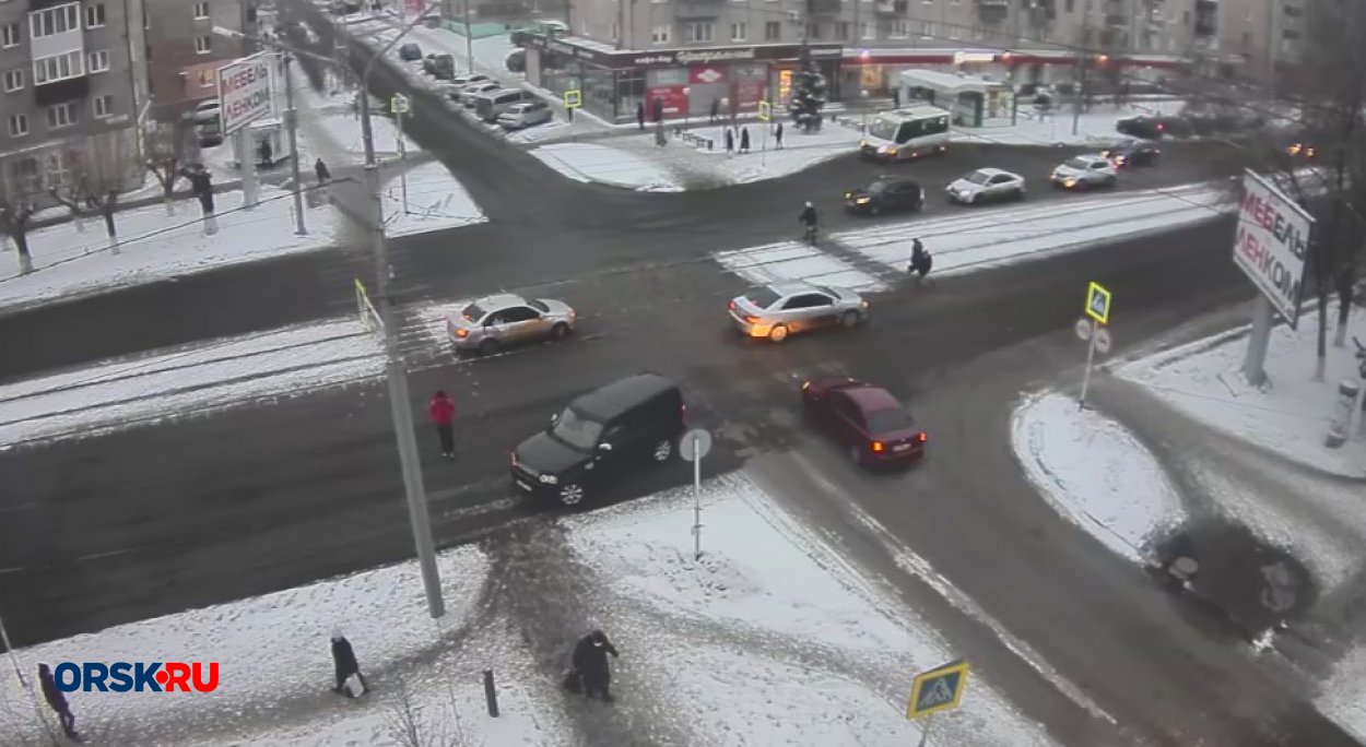 Видео: в Орске иномарка выехала на встречку и развернулась прямо на  «пешеходке» - Орск: Orsk.ru