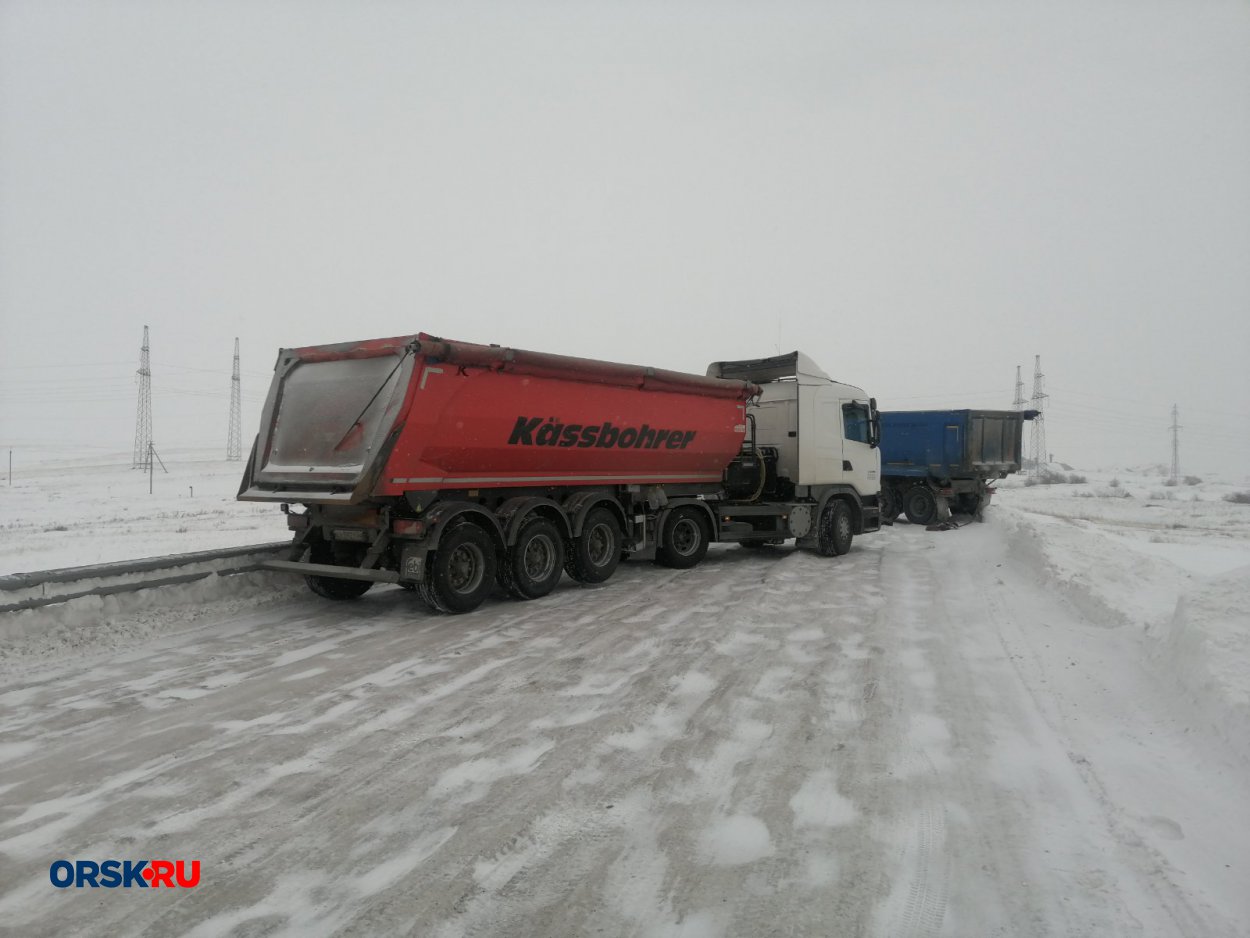 Две фуры в Орске заблокировали дорогу - Орск: Orsk.ru