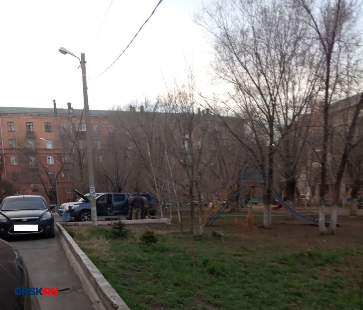 В Орске люди в камуфляжке и балаклавах обыскивают внедорожник - Орск: Orsk. ru