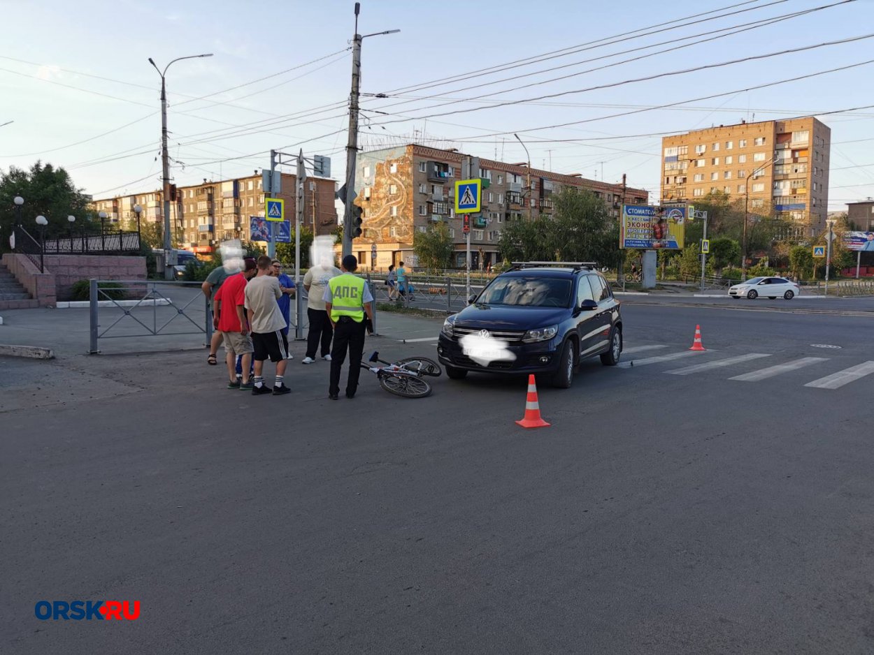 Видео: на «Мире» Volkswagen сбил велосипедиста - Орск: Orsk.ru