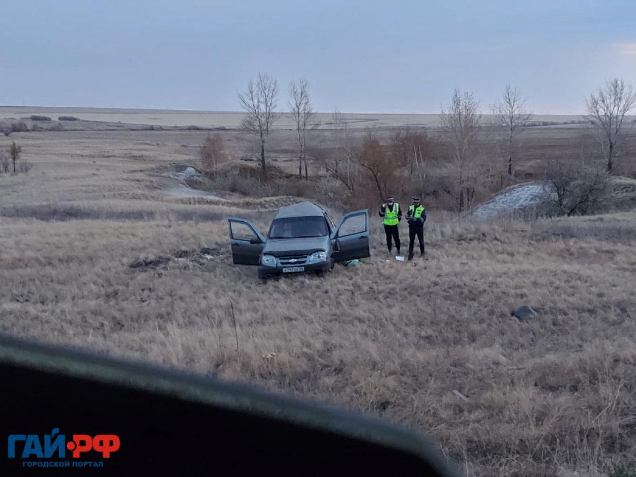 С трассы Орск — Оренбург слетел и перевернулся автомобиль Niva Chevrolet -  Орск: Orsk.ru