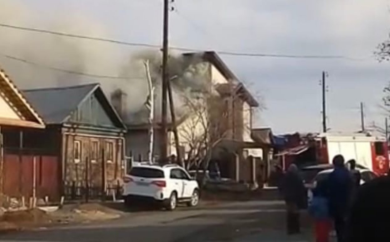 Видео: в Старом городе горит двухэтажный коттедж - Орск: Orsk.ru