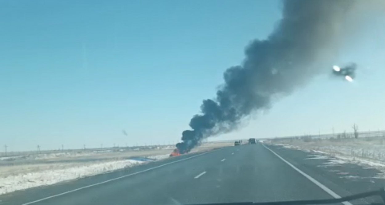 Видео: на трассе Орск — Домбаровка загорелся автомобиль - Орск: Orsk.ru