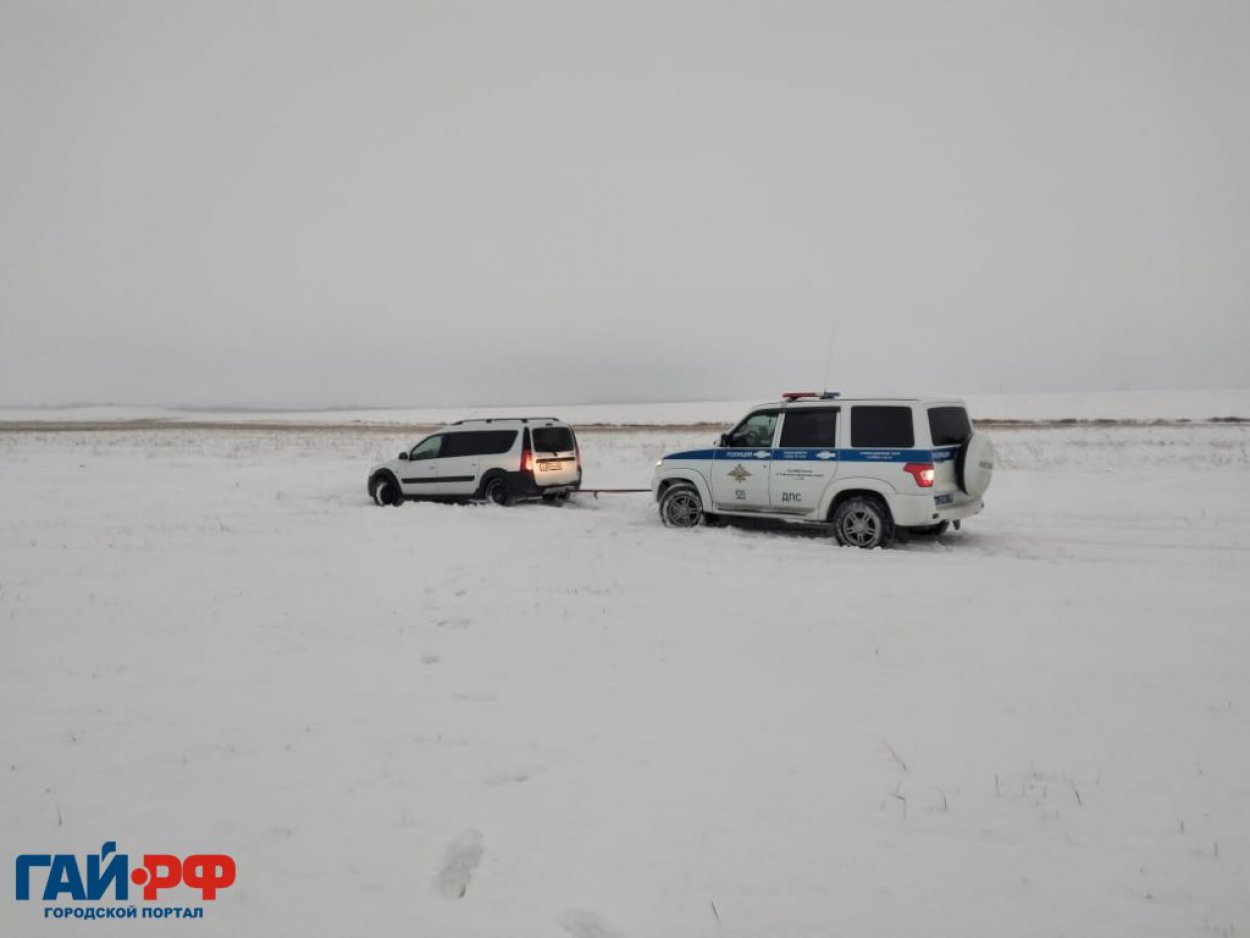 Дорожные полицейские спасли орчанку из снежного плена - Орск: Orsk.ru