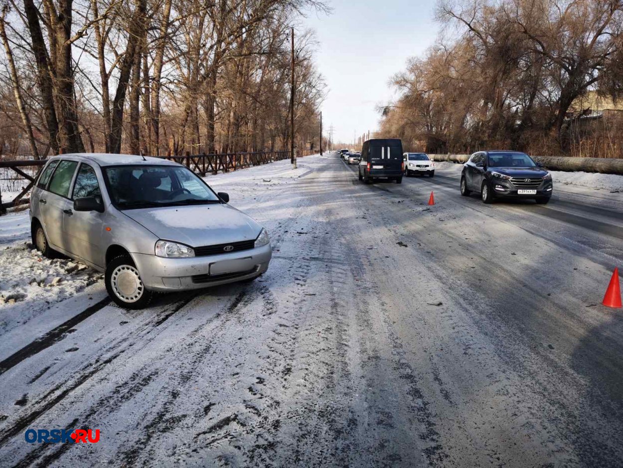 ДТП на Орском шоссе: столкнулись Ford Transit и LADA Kalina - Орск: Orsk.ru