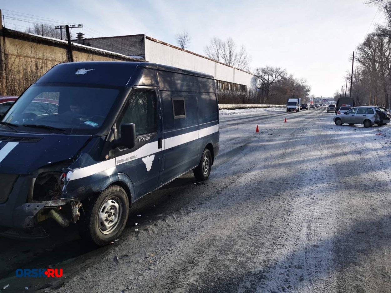 ДТП на Орском шоссе: столкнулись Ford Transit и LADA Kalina - Орск: Orsk.ru