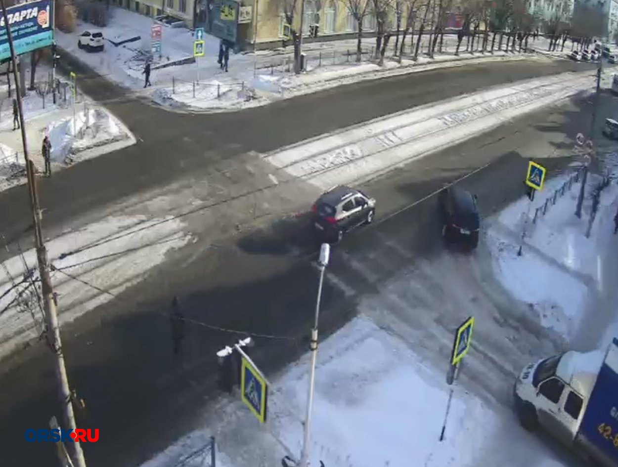 Видео: в Орске авто летит на красный и чуть ли не врезается в другую машину  - Орск: Orsk.ru