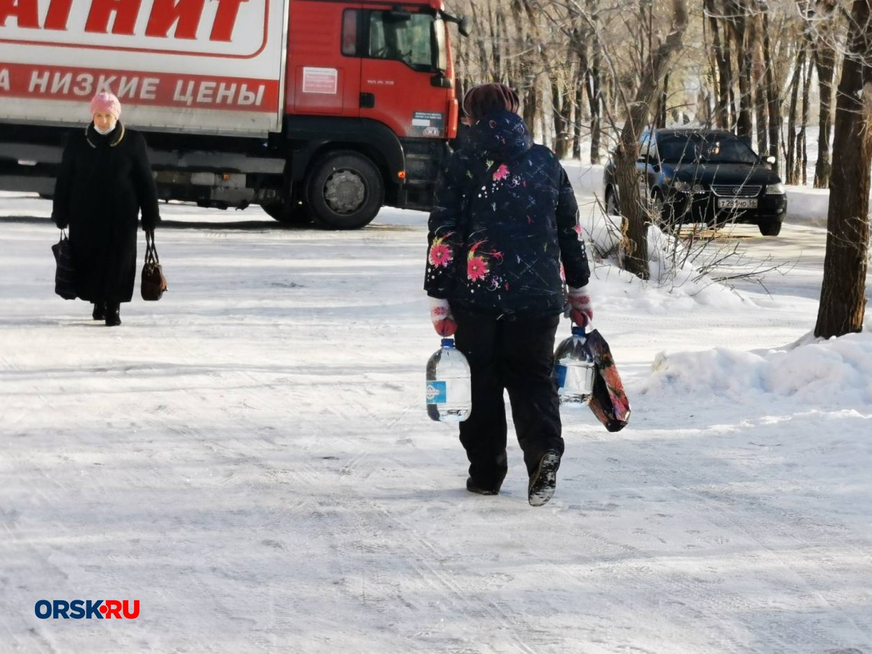 Информация про подвоз воды на ОЗТП: на остановке «1000 мелочей» стоит машина  с четырёхтонной бочкой - Орск: Orsk.ru