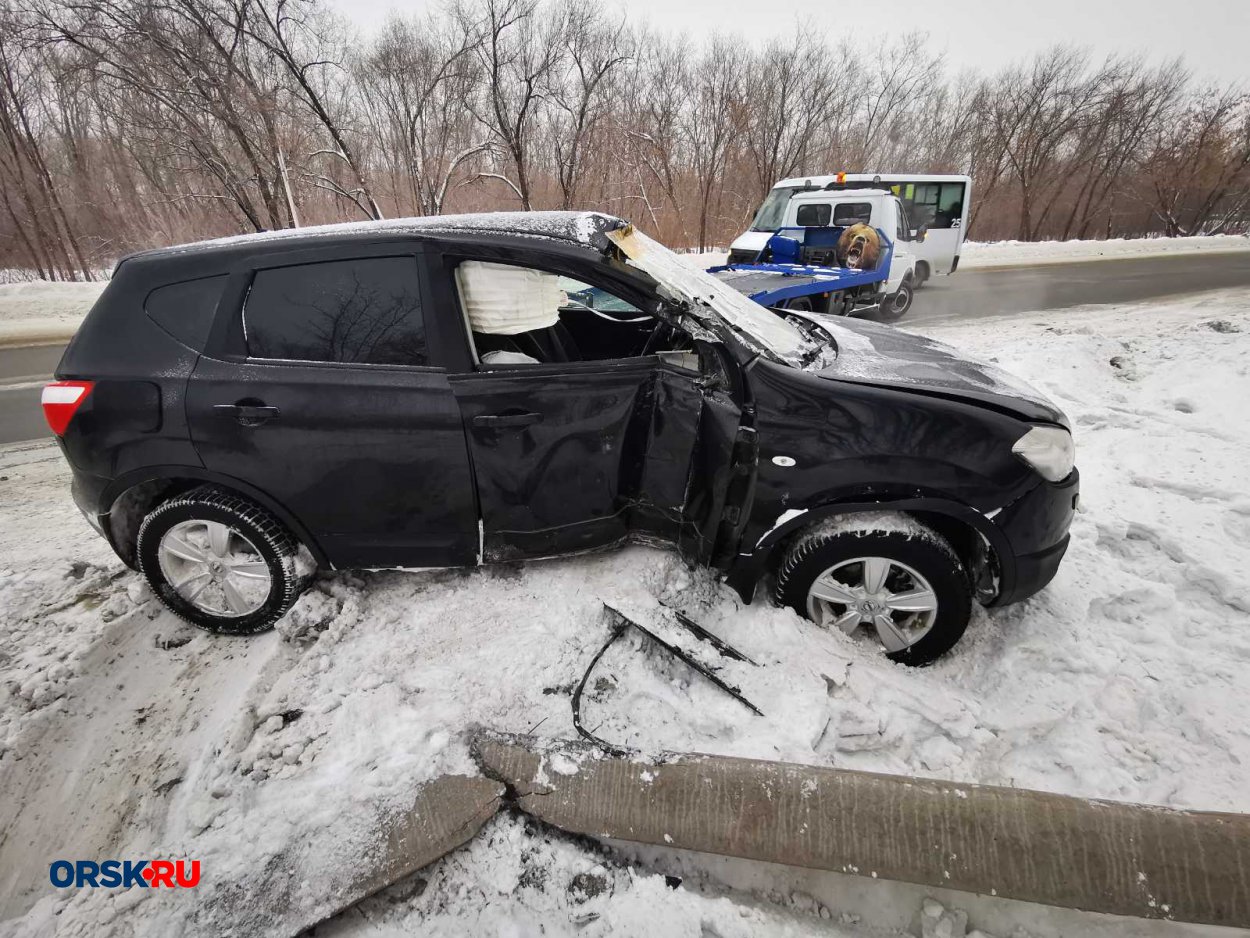 В Орске чёрный Nissan снёс опору электропередачи - Орск: Orsk.ru