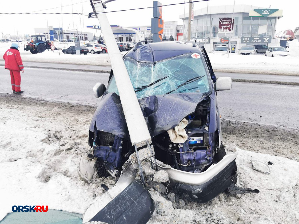 Ещё одна авария в Орске с опорой электропередачи: столб упал прямо на  Toyota - Орск: Orsk.ru