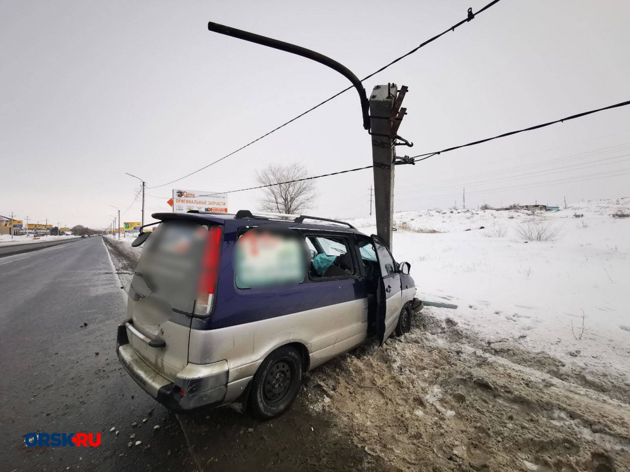 Ещё одна авария в Орске с опорой электропередачи: столб упал прямо на  Toyota - Орск: Orsk.ru