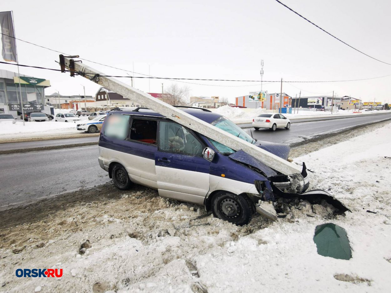 Ещё одна авария в Орске с опорой электропередачи: столб упал прямо на  Toyota - Орск: Orsk.ru