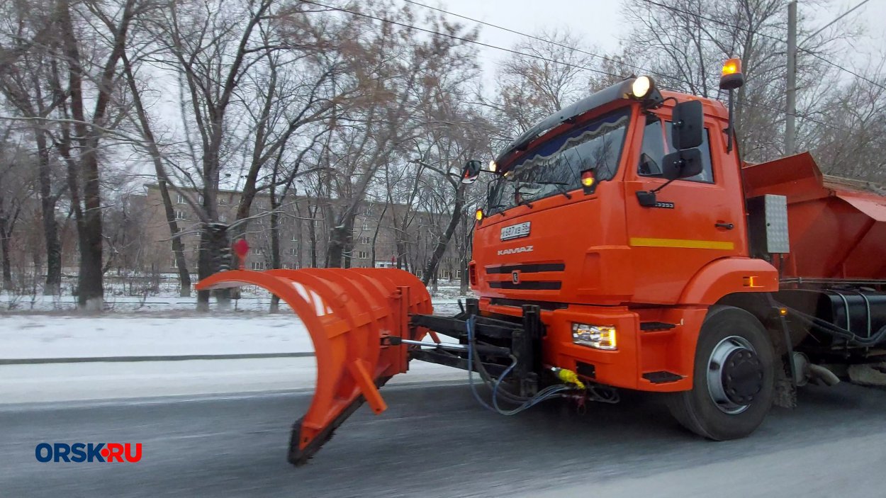 Спецтехника МУП «САТУ» обрабатывает заснеженные дороги Орска - Орск: Orsk.ru