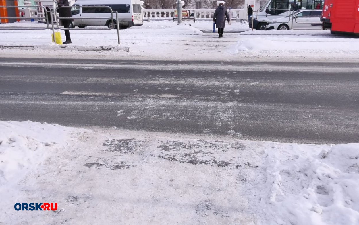 Орчанка поскользнулась на пешеходном переходе и сломала ногу в трёх местах  (видео) - Орск: Orsk.ru