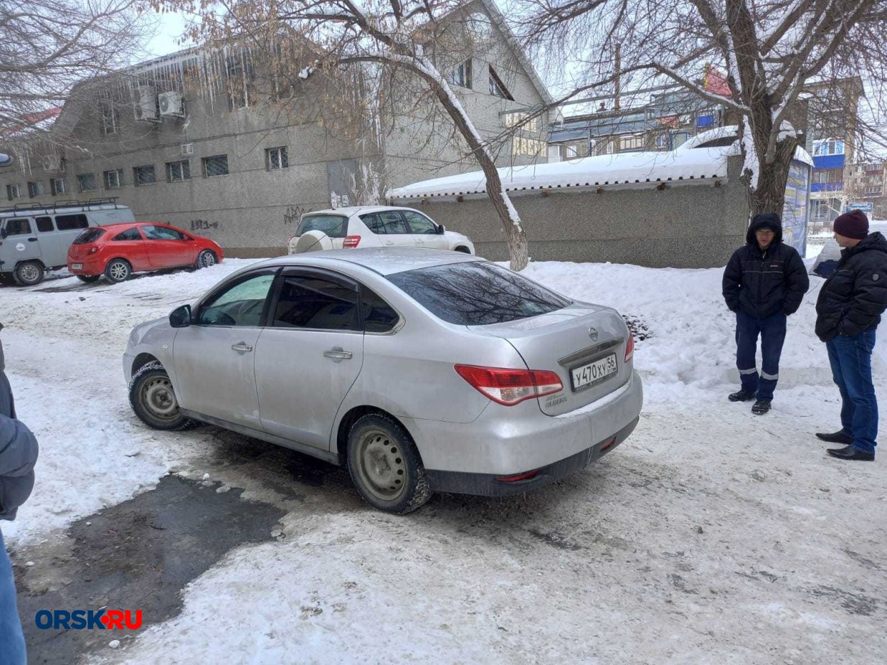 В Орске на проспекте Ленина под автомобилем провалился асфальт - Орск:  Orsk.ru