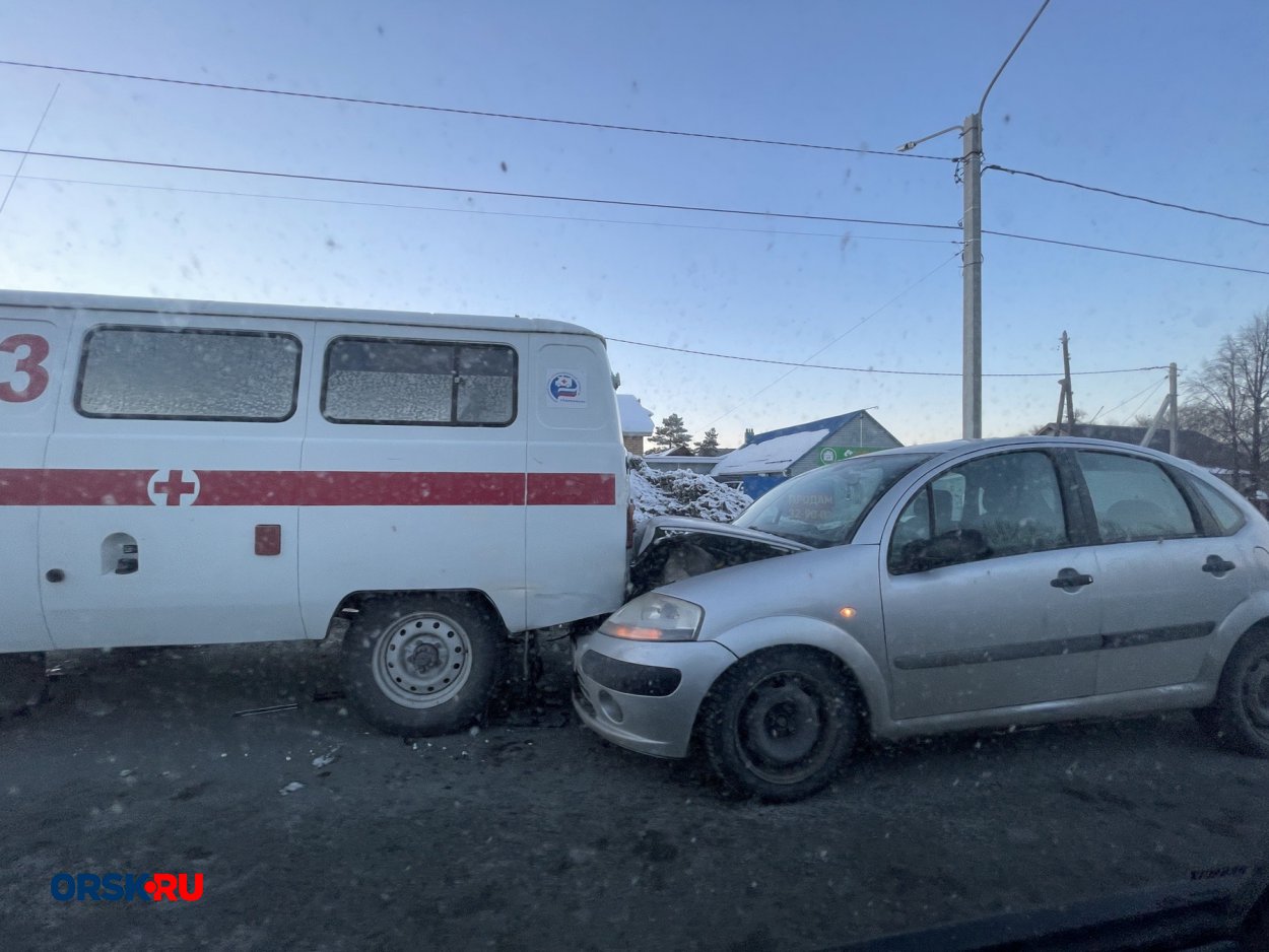 В Орске столкнулись машина скорой помощи и Citroen - Орск: Orsk.ru