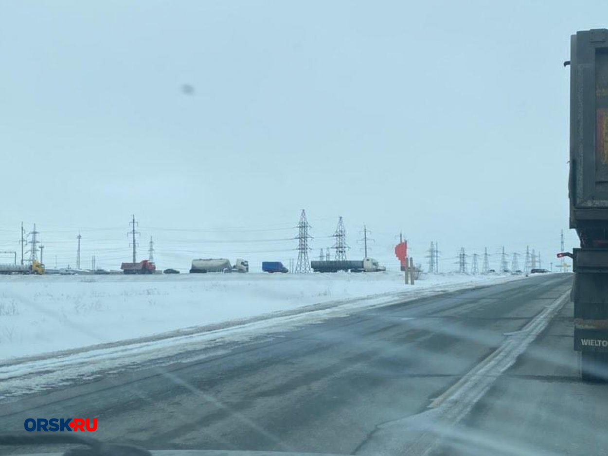 На трассе Орск — Оренбург рядом с Новотроицком слетел с дороги большегруз с  цистерной - Орск: Orsk.ru