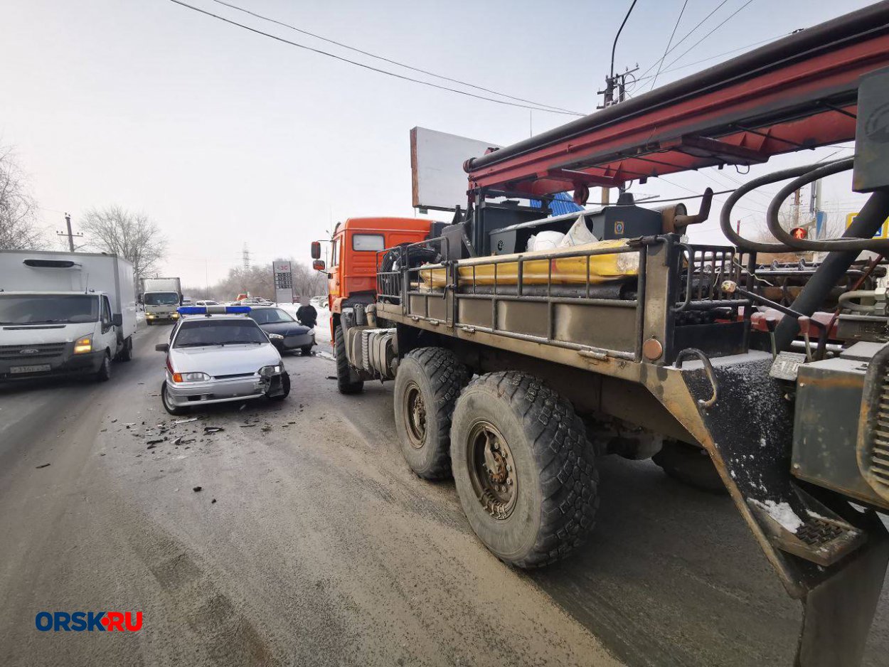 В тройном ДТП на Орском шоссе столкнулись КамАЗ, автомобиль Росгвардии и  «Калина» - Орск: Orsk.ru