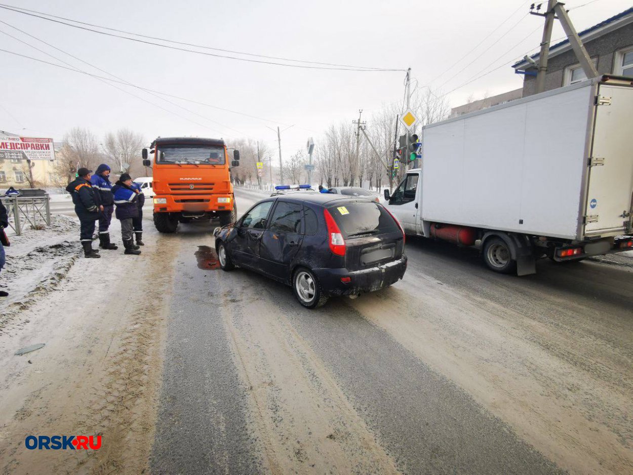 В тройном ДТП на Орском шоссе столкнулись КамАЗ, автомобиль Росгвардии и  «Калина» - Орск: Orsk.ru