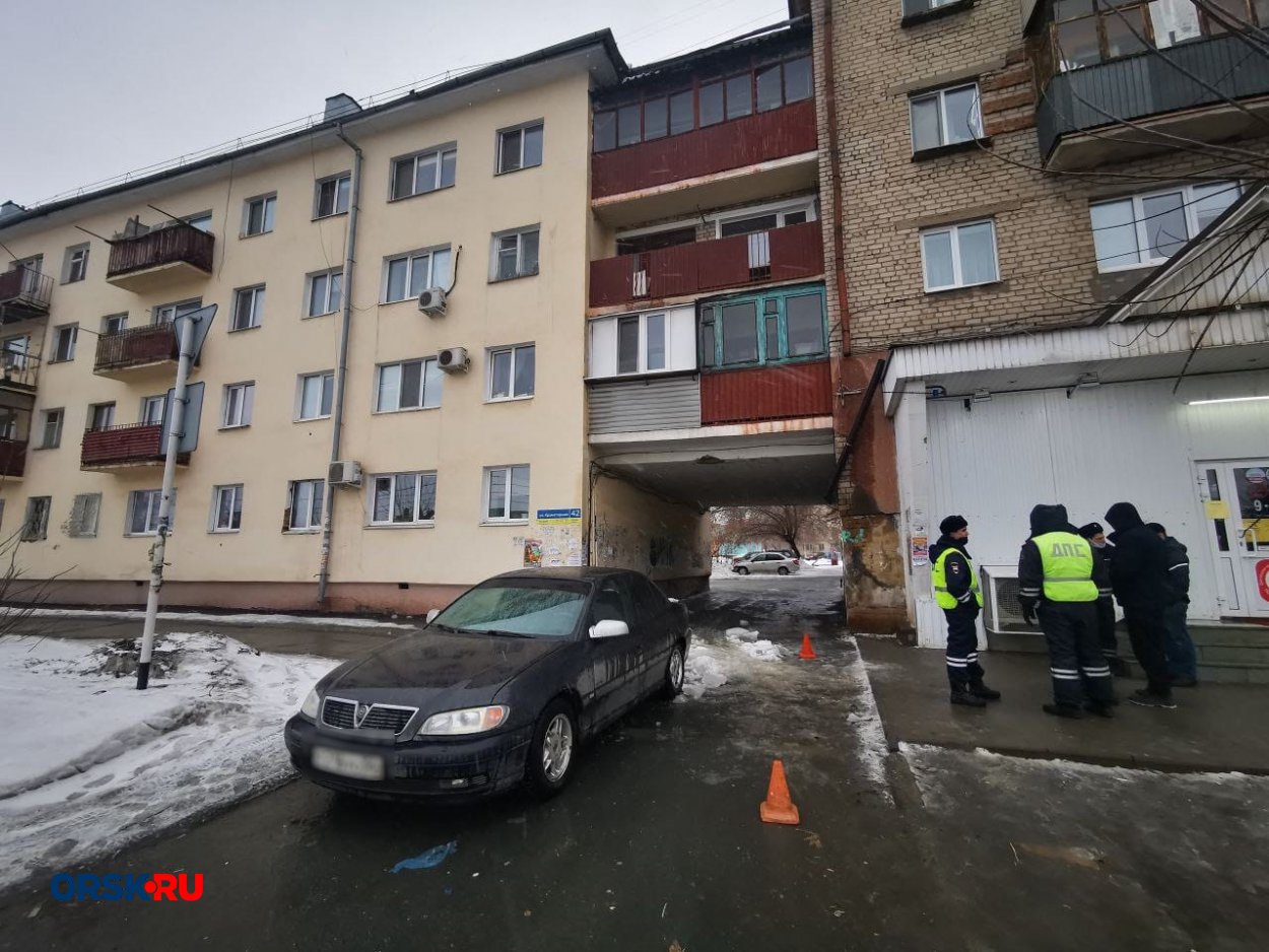 В Орске глыбы льда, упавшие с крыши дома, разбили иномарку - Орск: Orsk.ru