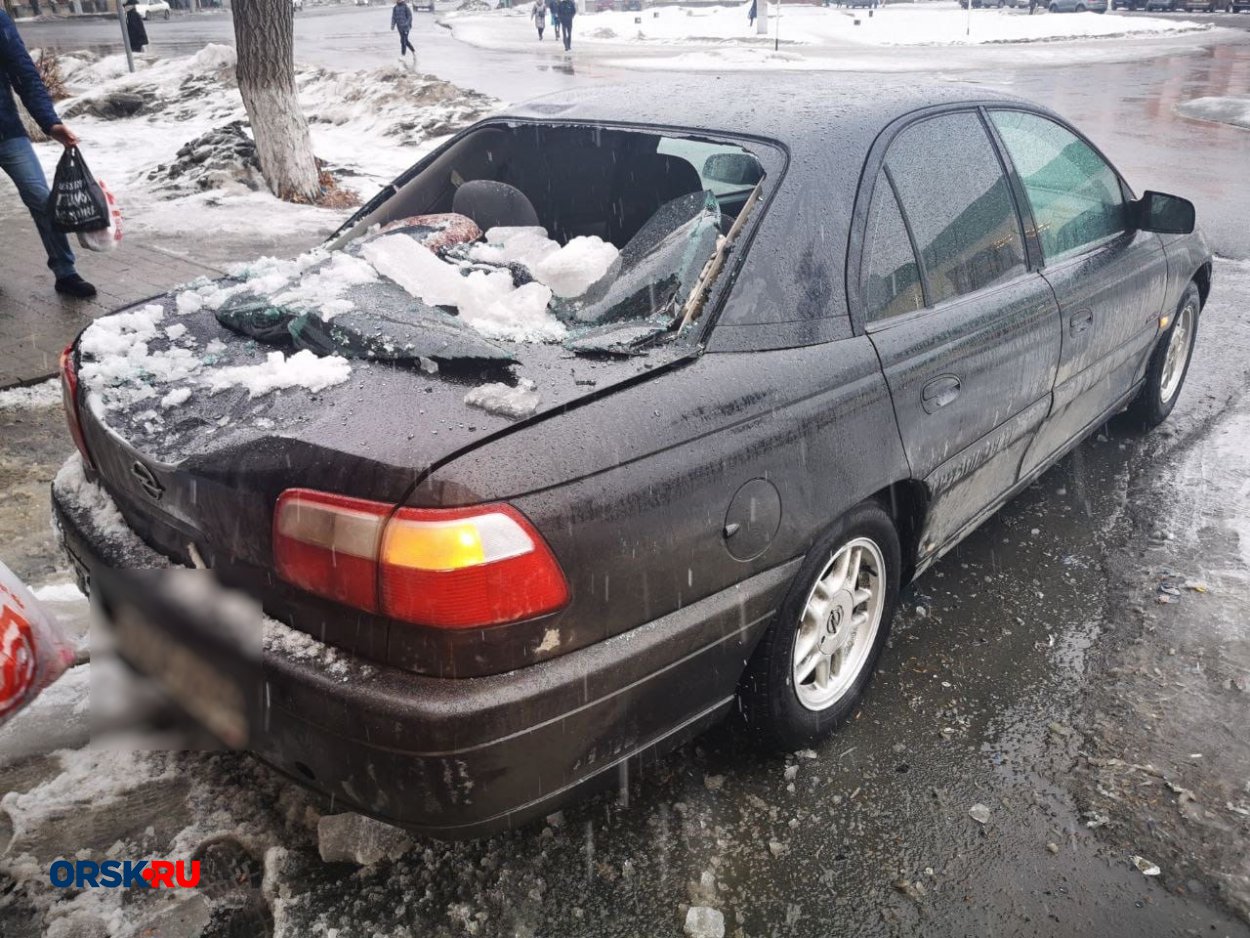 В Орске глыбы льда, упавшие с крыши дома, разбили иномарку - Орск: Orsk.ru