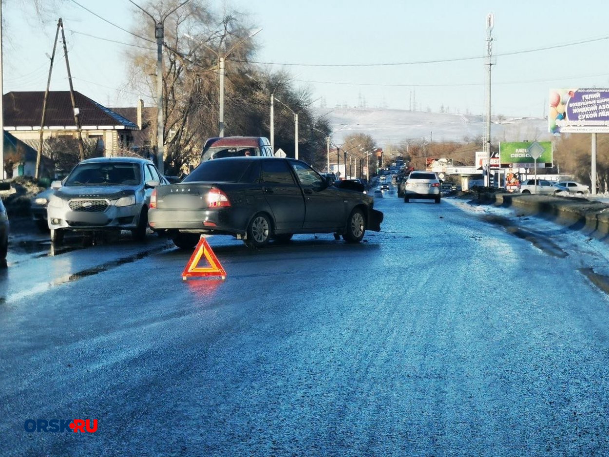 В Орске на Тагильской столкнулись Datsun и LADA Priora - Орск: Orsk.ru