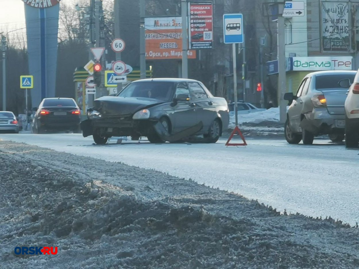 В Орске на Тагильской столкнулись Datsun и LADA Priora - Орск: Orsk.ru