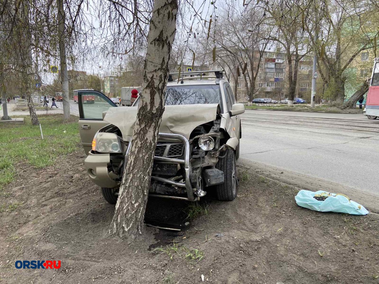 ДТП в центре Орска: от удара иномарка влетела в дерево - Орск: Orsk.ru