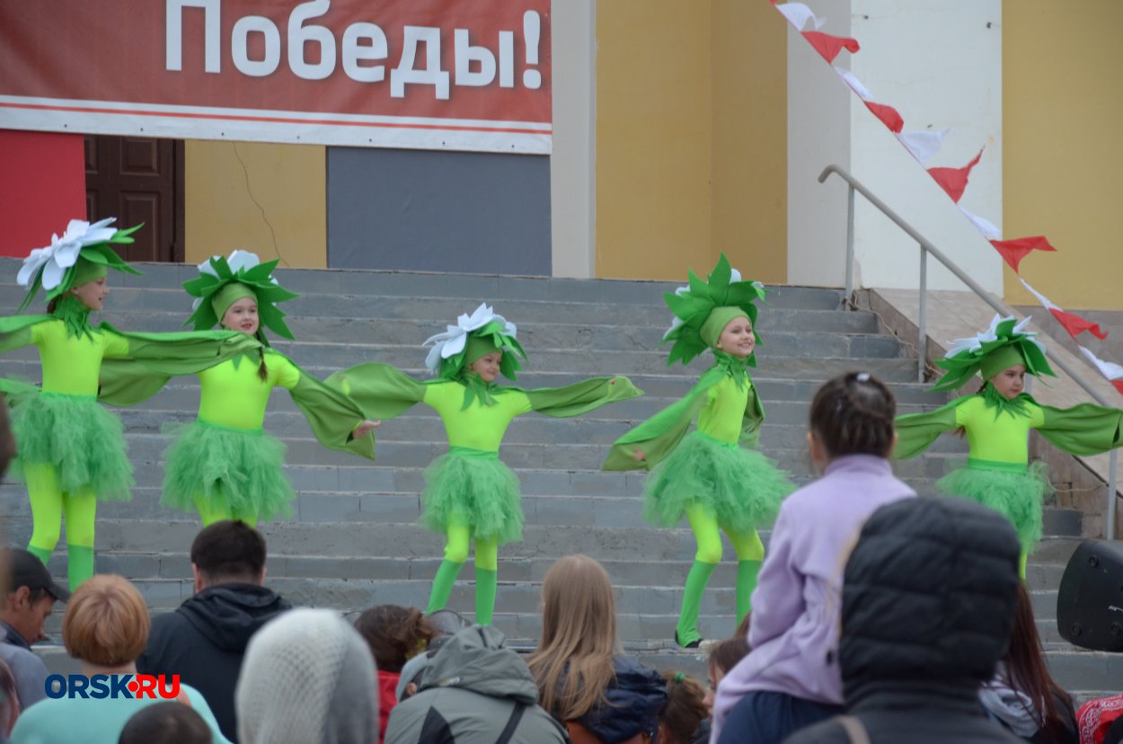 В Орске возле ДК Железнодорожников прошёл концерт в честь Дня Победы -  Орск: Orsk.ru