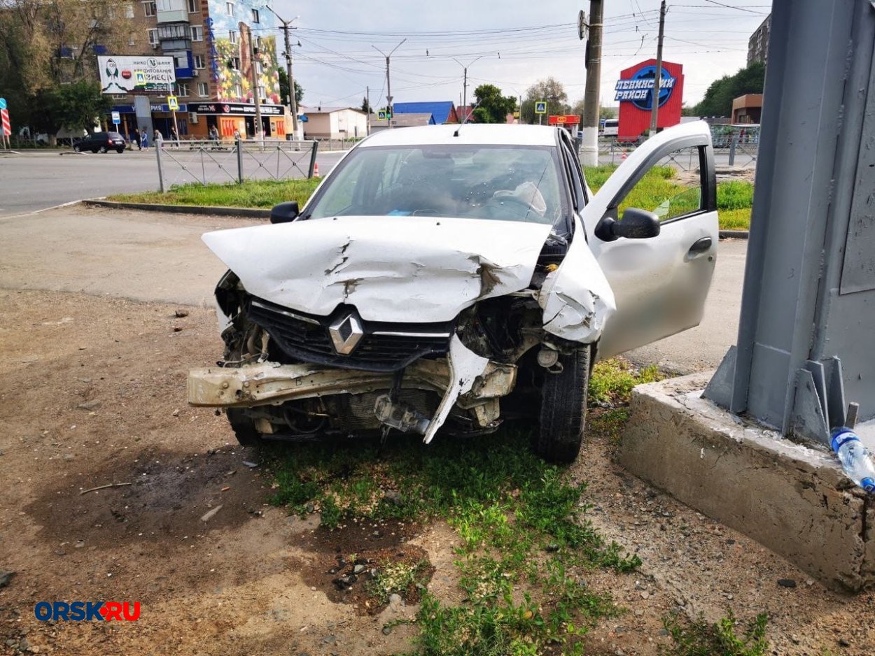 На Тагильской столкнулись машина такси и Kia Rio. Пострадавшую пассажирку  увезли на скорой. Видео - Орск: Orsk.ru