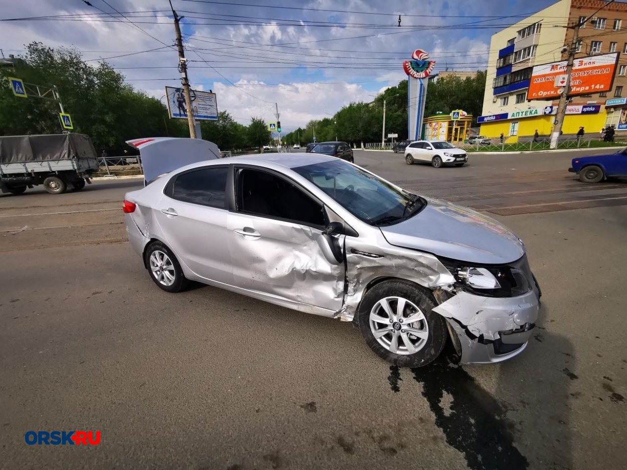 На Тагильской столкнулись машина такси и Kia Rio. Пострадавшую пассажирку  увезли на скорой. Видео - Орск: Orsk.ru