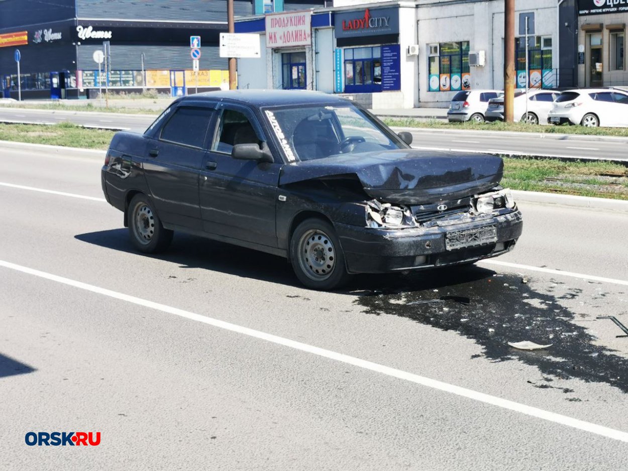 Видео: в Орске перед «зеброй» один — резко затормозил, другой — въехал ему  в зад - Орск: Orsk.ru