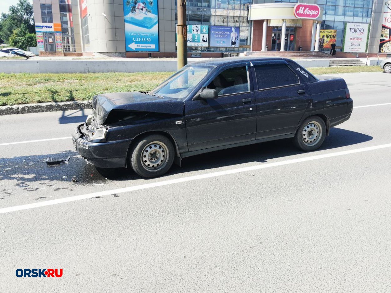 Видео: в Орске перед «зеброй» один — резко затормозил, другой — въехал ему  в зад - Орск: Orsk.ru