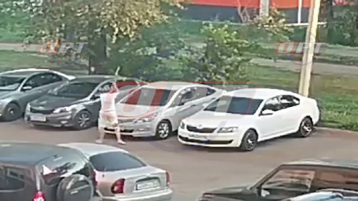 Пьяная женщина била палкой по припаркованным автомобилям: видео - Орск:  Orsk.ru