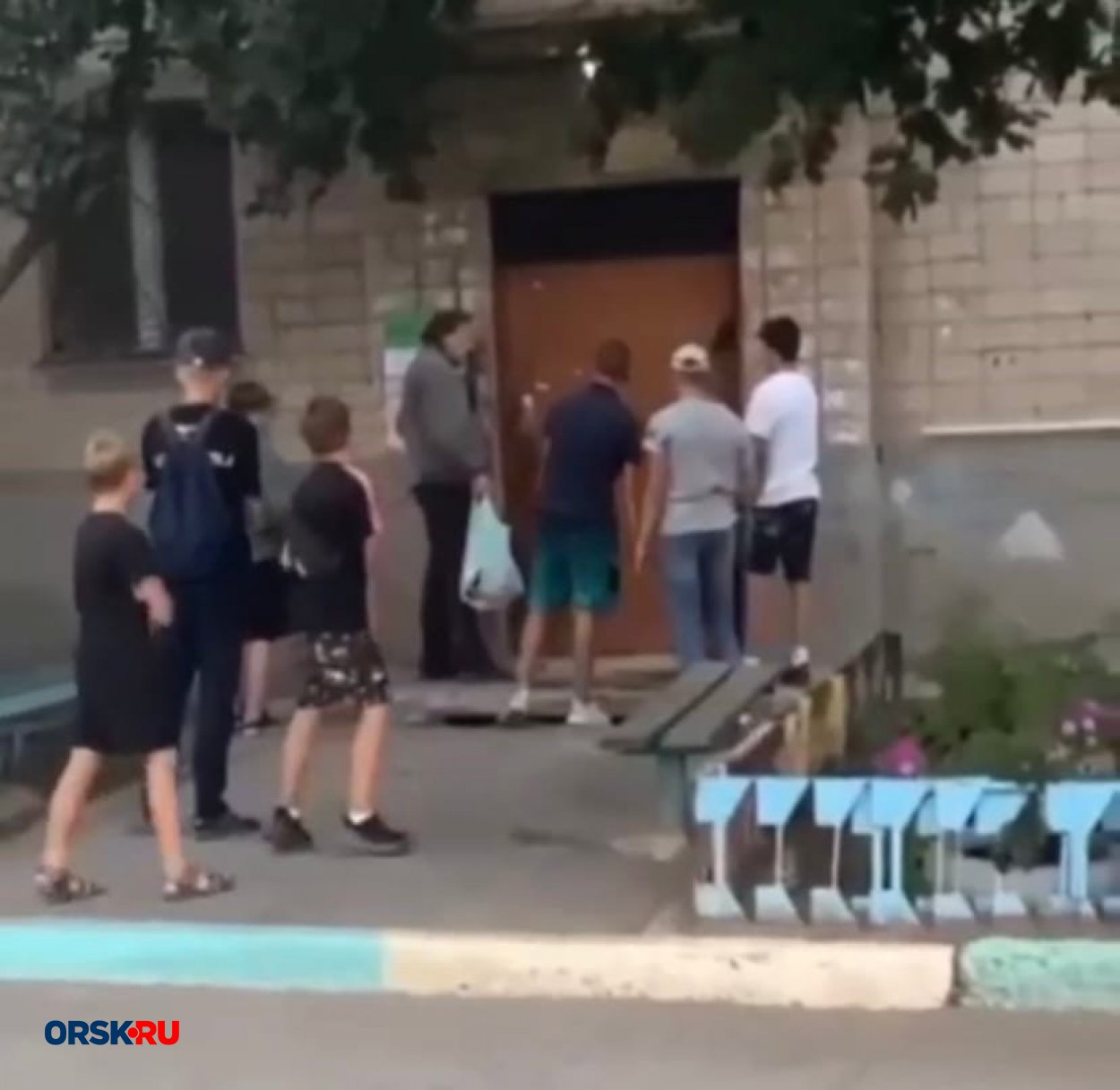 На ОЗТП в Орске дети толпой избивают мужчину. Видео - Орск: Orsk.ru