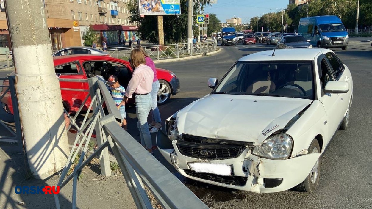 Видео: в Орске столкнулись машины двух автоледи - Орск: Orsk.ru