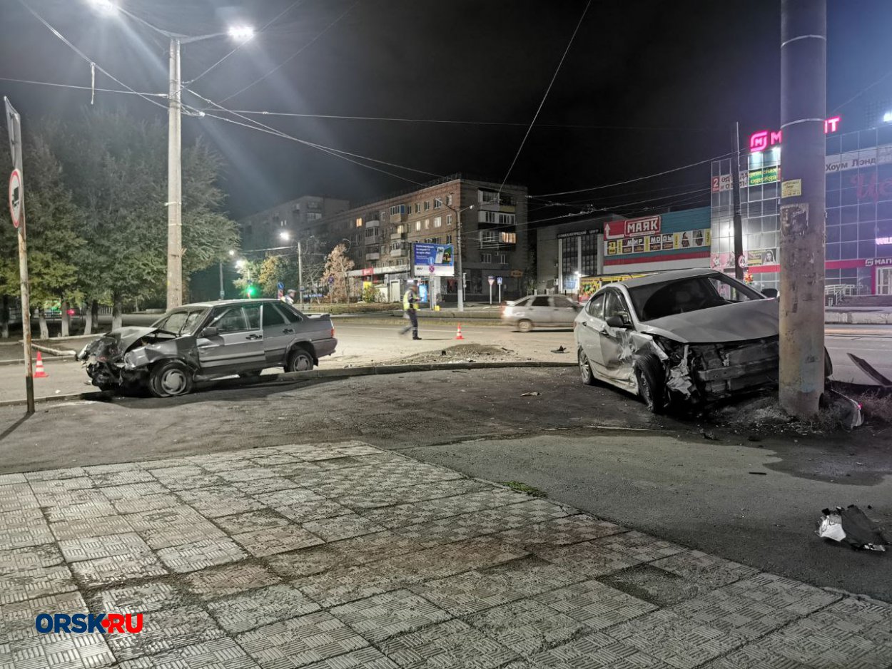 Жёсткое ДТП в Орске в районе остановки «Ул. Тбилисская»: столкнулись ВАЗ-2115  и Hyundai Solaris - Орск: Orsk.ru