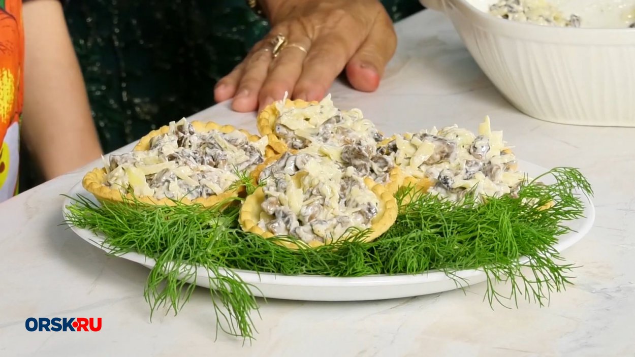 Куриные тарталетки с грибами и сыром