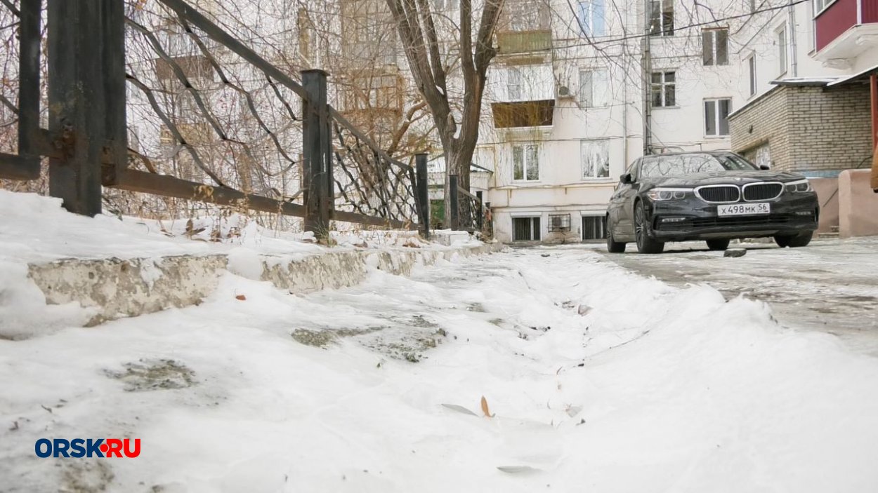 Течь устранили, а яму оставили: жители центра Орска вынуждены прыгать через  траншею, оставленную ремонтниками - Орск: Orsk.ru